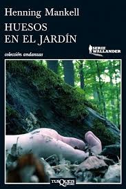 Henning Mankell: Huesos en el jardín (2013, Tusquets)