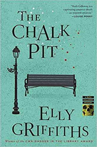 Elly Griffiths: The chalk pit (2017)
