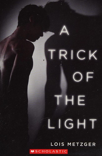 Lois Metzger: A trick of the light (2014, Scholastic Inc.)