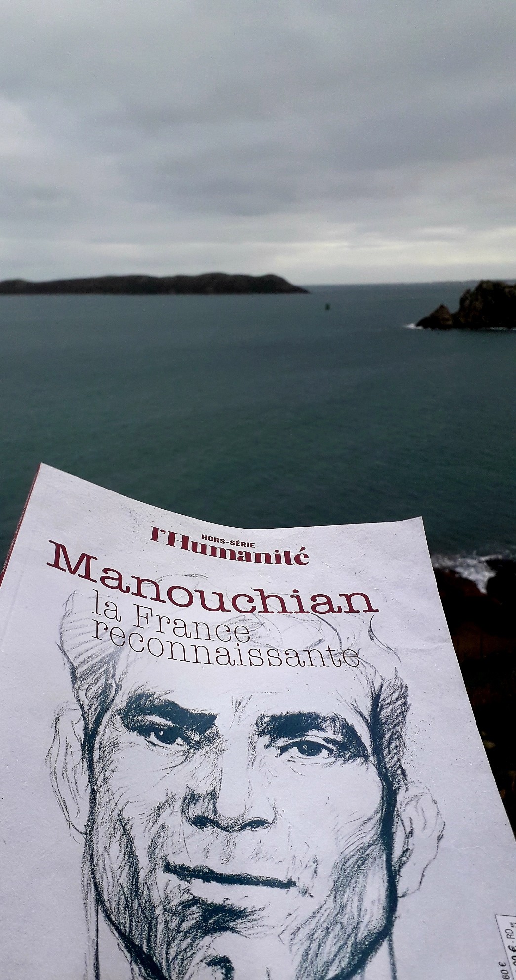 Hors-série de l'Humanité :
Manouchian-la France reconnaissante. 
Photo prise au bord de la mer en Bretagne Nord.