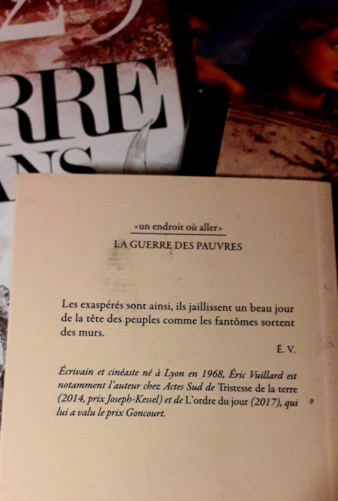 4ème de couverture du livre d'Éric Vuillard, "La guerre des pauvres", aux éditions Actes Sud.